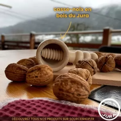 Casse-noix à vis en bois de charme du Jura - Artisanal & Local