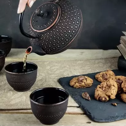 Théière en fonte Sui noire et dorée 0.8L – Aromandise