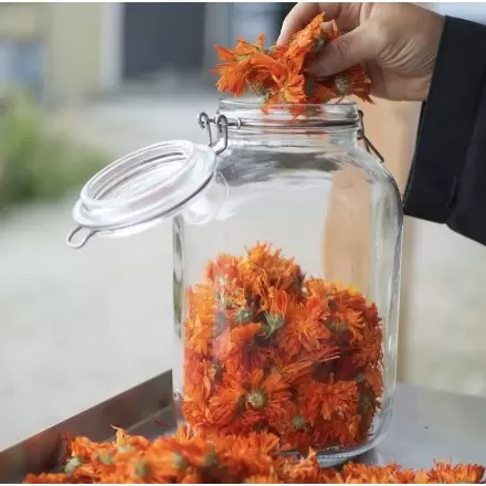 Fabrication artisanale monastique du Baume Nuit Protecteur Trois Fleurs Flori'sain