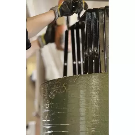 Fabrication artisanale des cierges en cire d'abeille du Monastère de Bois Salair - bougies traditionnelles
