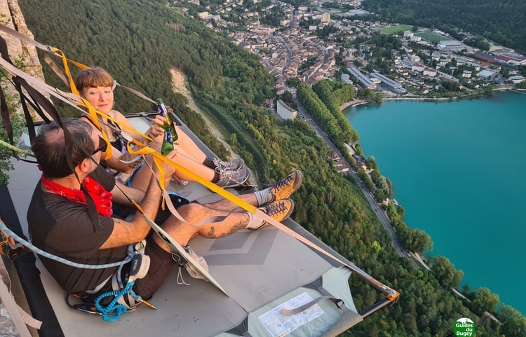 Apéro suspendu à Nantua © Guides du Bugey