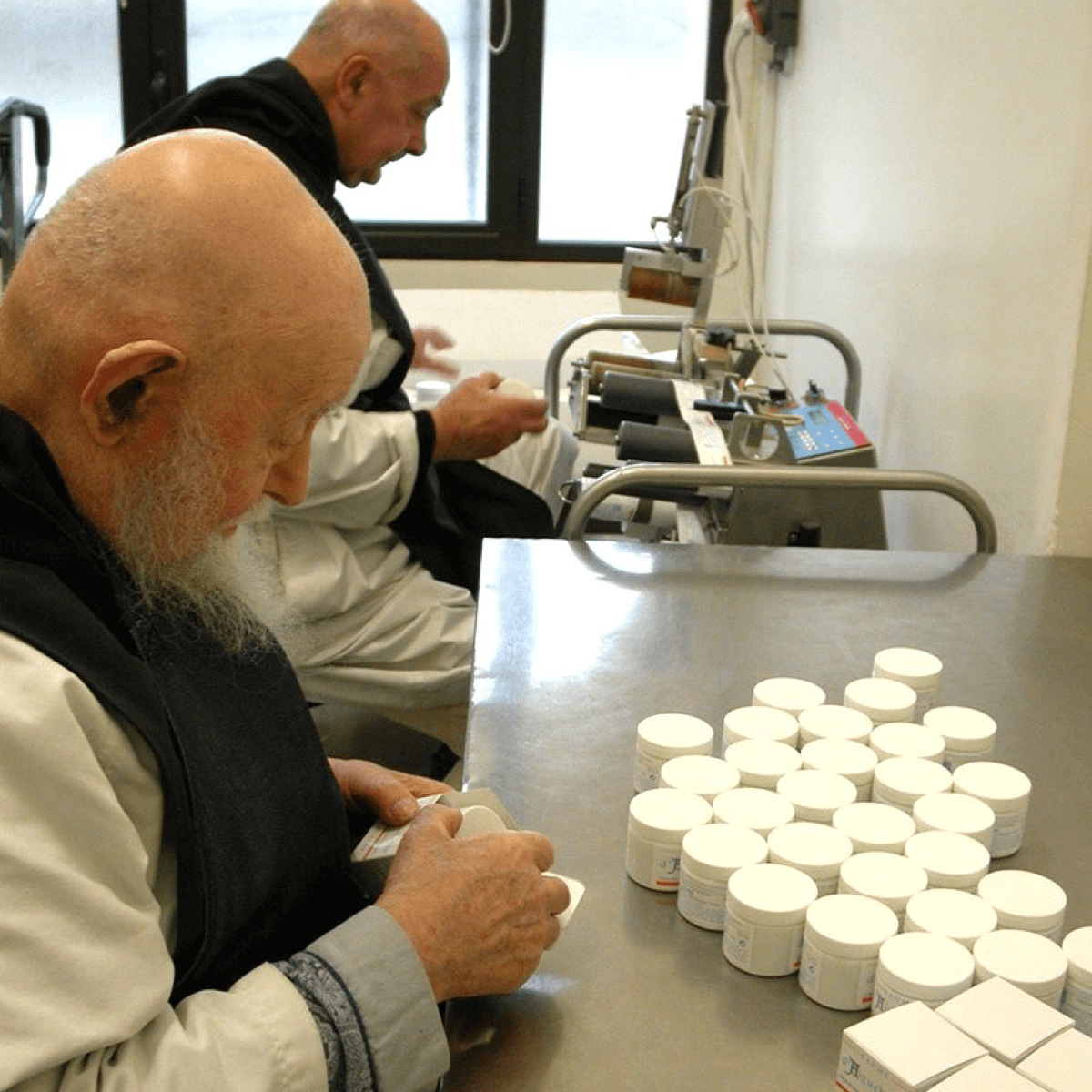 Fabrication artisanale monastique du baume d'Aiguebelle