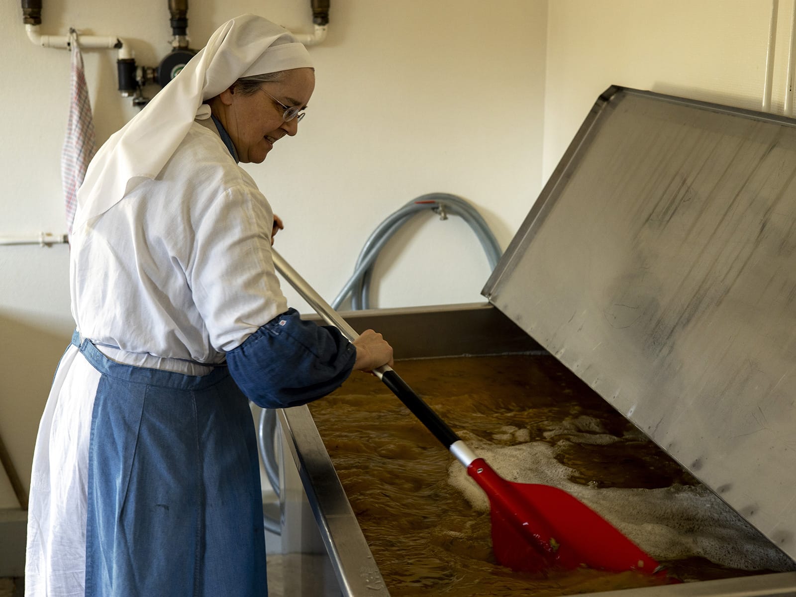 Fabrication traditionnelle de L'Eau d'Émeraude du Monastère Notre-Dame