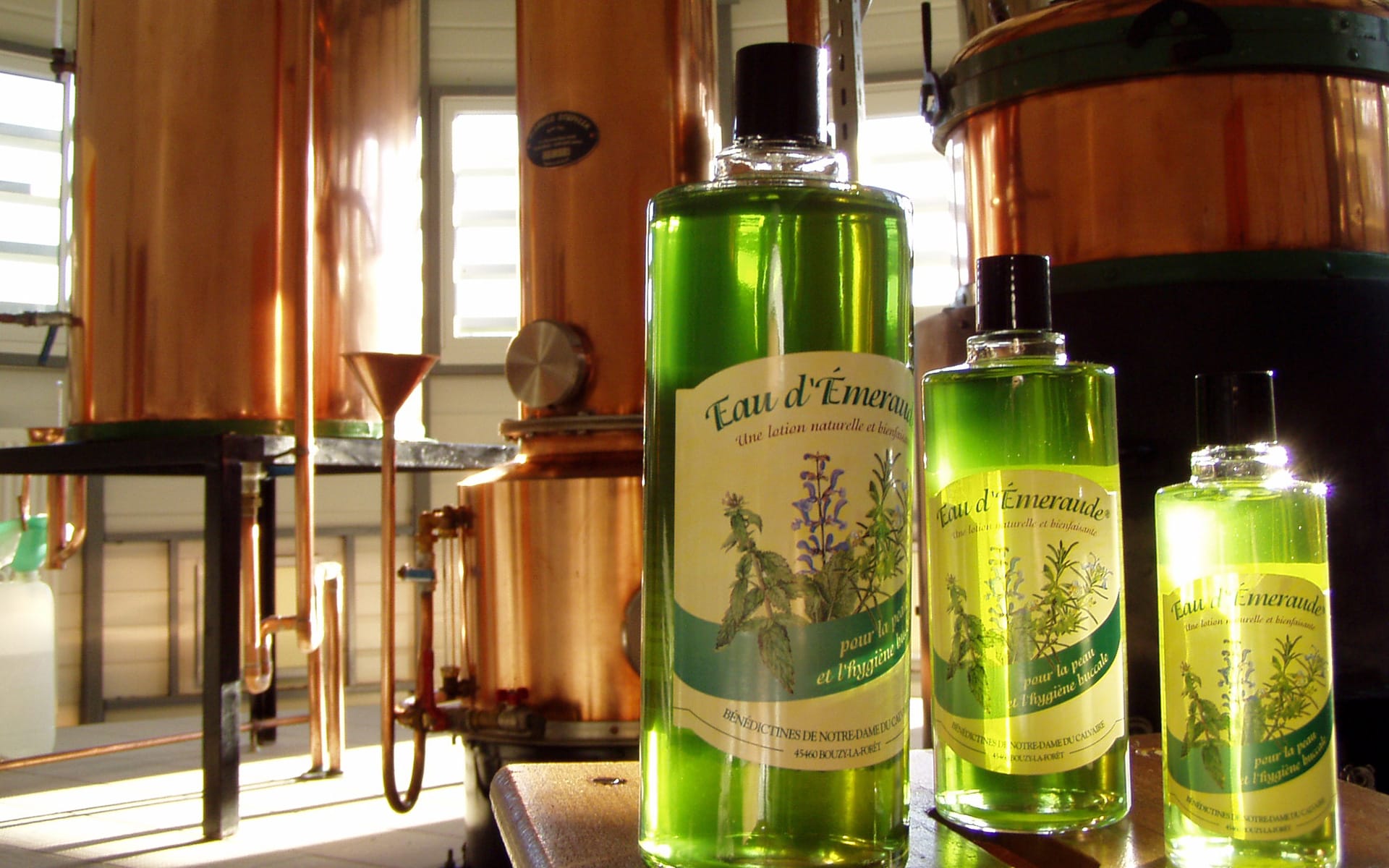 Flacons d’Eau d’Émeraude du Monastère Notre-Dame du Calvaire, lotion monastique traditionnelle