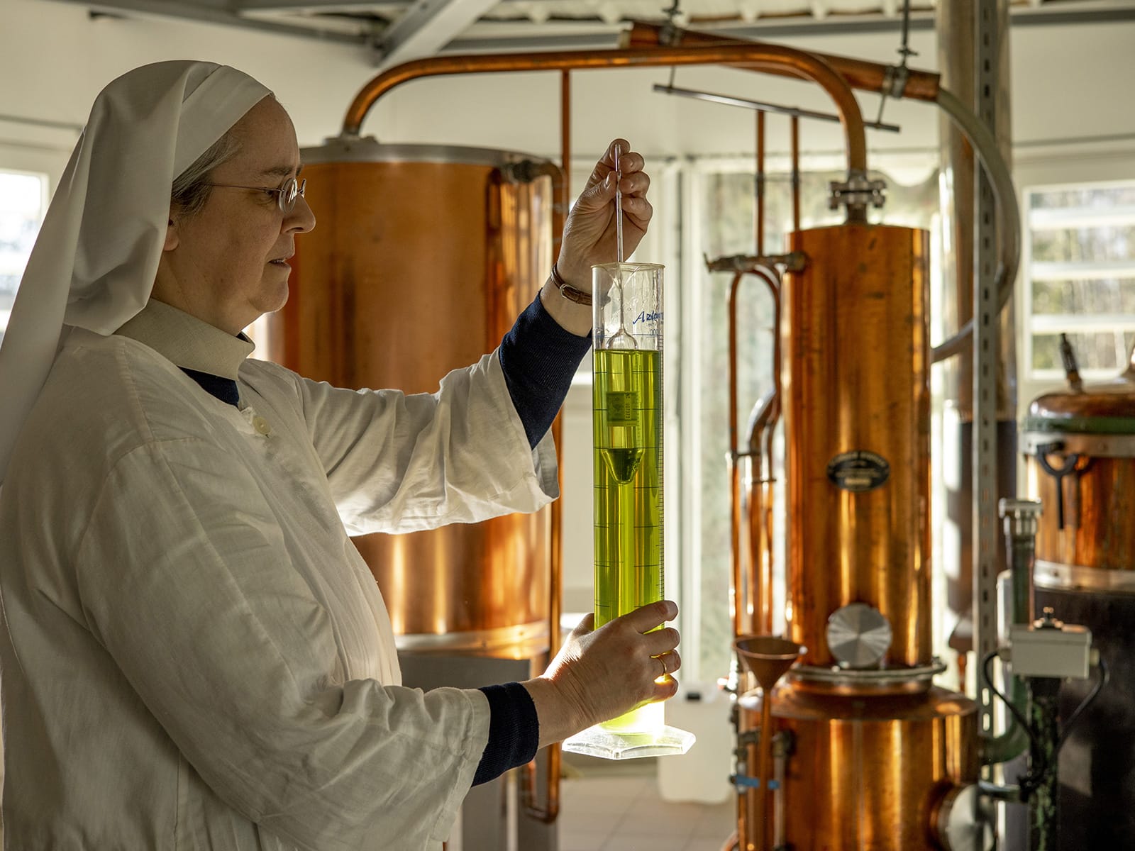 Fabrication artisanale de l'Eau d'Émeraude par les Bénédictines du Monastère Notre-Dame