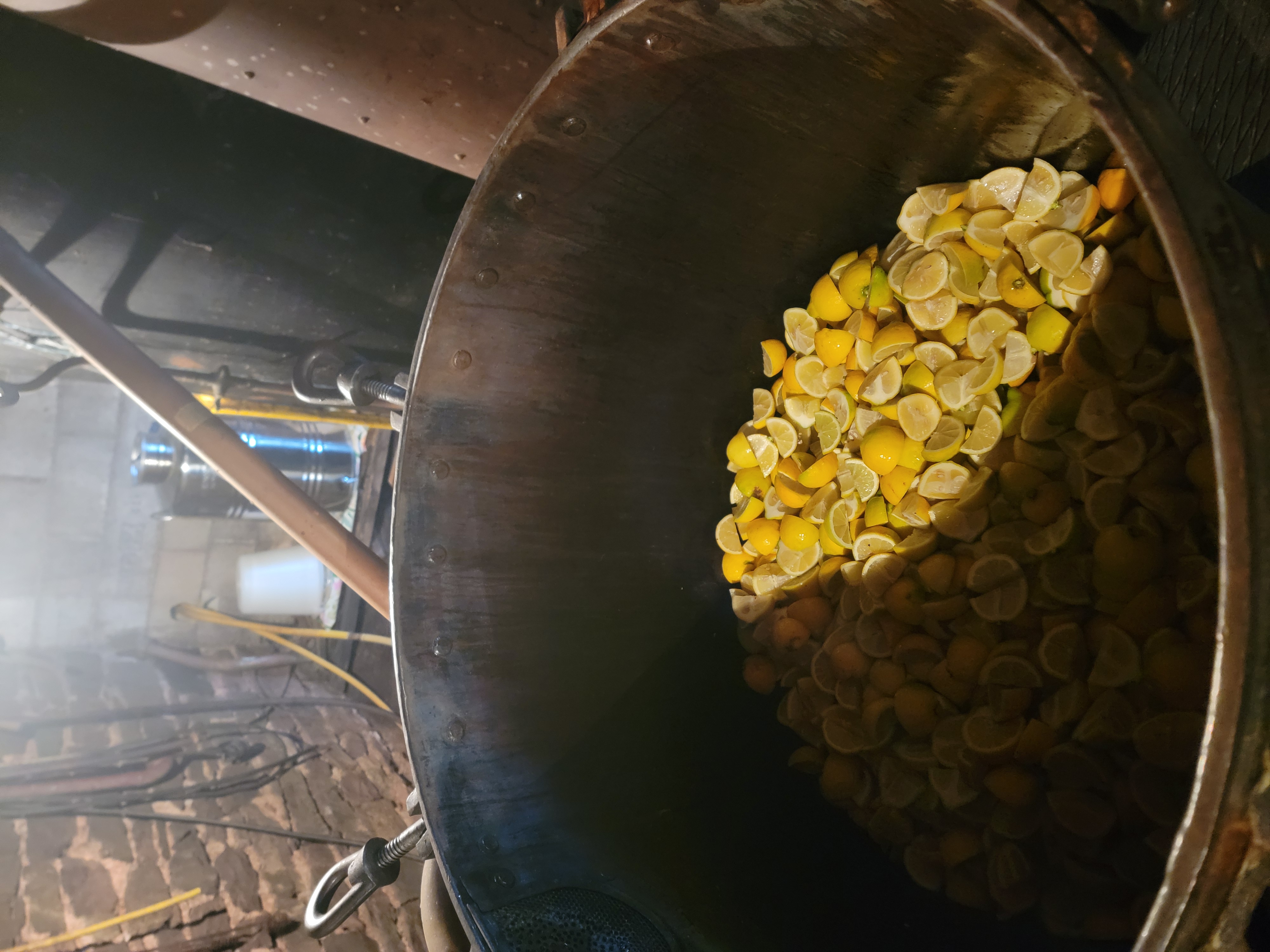 Distillation artisanale de citron bio par Élo'Distille