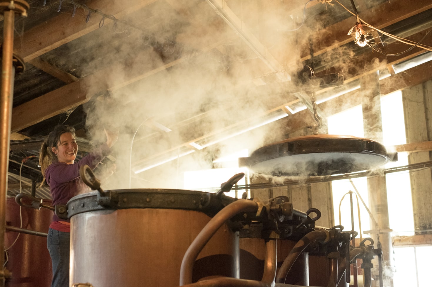 Distillation artisanale des plantes bio par Élodie - Élo'Distille