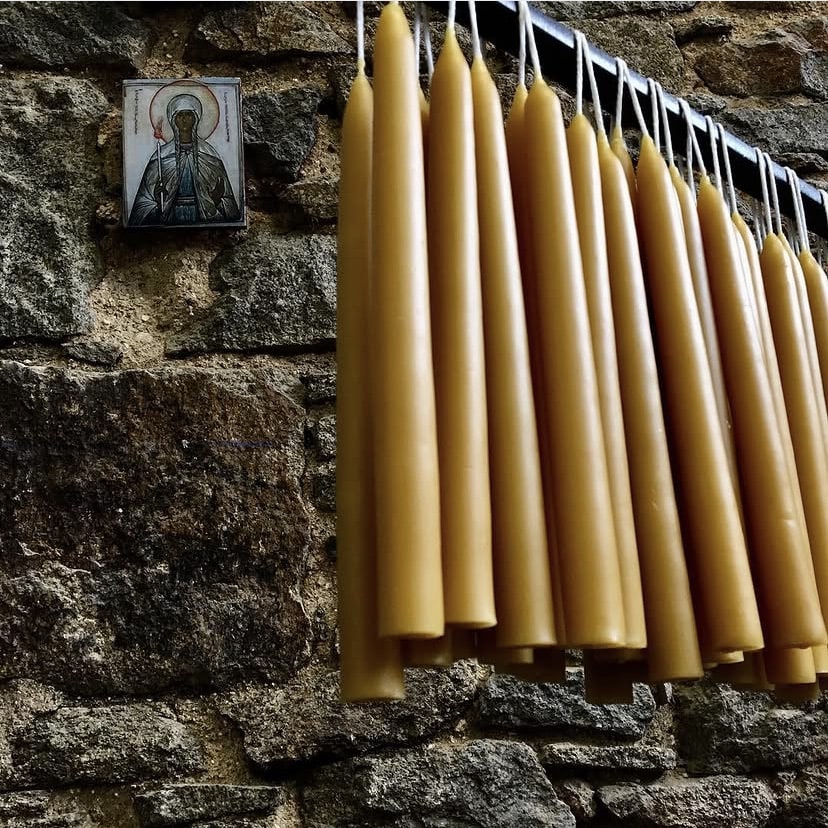 Fabrication artisanale des cierges en cire d'abeille du Monastère de Bois Salair - bougies traditionnelles