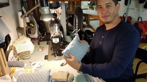 Sébastien Huynh fabrique les bouillottes en noyaux de cerises Source Shop (Article Le Progrès)