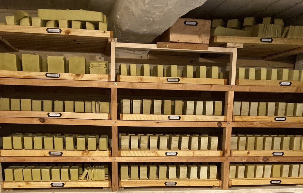 Séchage des savons bio saponifiés à froid fabriqués artisanalement par Naturanne